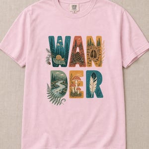 Camiseta con estampado de escenas de la naturaleza, camiseta de senderismo con letras ilustradas en el bosque, camiseta con estampado de piñas, setas y plumas. imagen 8