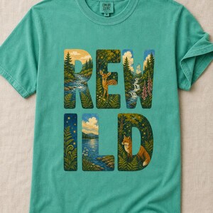 Camiseta con escena de naturaleza salvaje, camiseta con letras ilustradas con ciervo, zorro, bosque y río, camiseta de senderismo estilo cottagecore. imagen 13