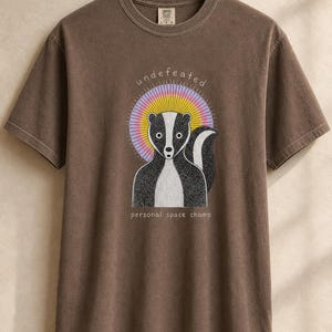 Undefeated Personal Space Champ Skunk T-Shirt, Funny Introvert Tee, Stippled Skunk Portrait with Sunburst Halo Graphic Tee Bild 16