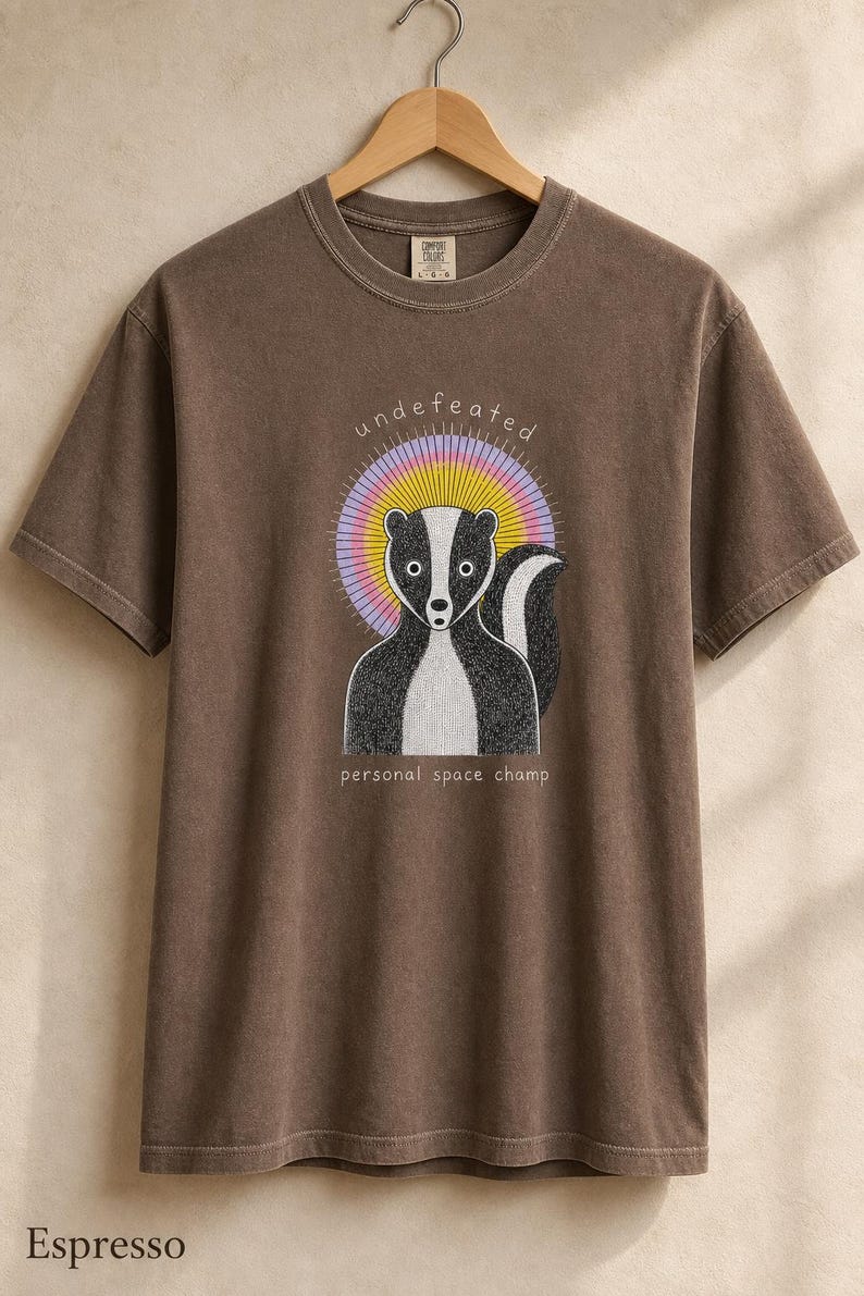 Undefeated Personal Space Champ Skunk T-Shirt, Funny Introvert Tee, Stippled Skunk Portrait with Sunburst Halo Graphic Tee Bild 16