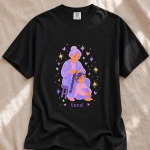 Grandmother Braiding Granddaughter's Hair T-Shirt, Tend Pastel Illustration Tee, Intergenerational Care Graphic Tee, Soft Family Shirt imagem 6