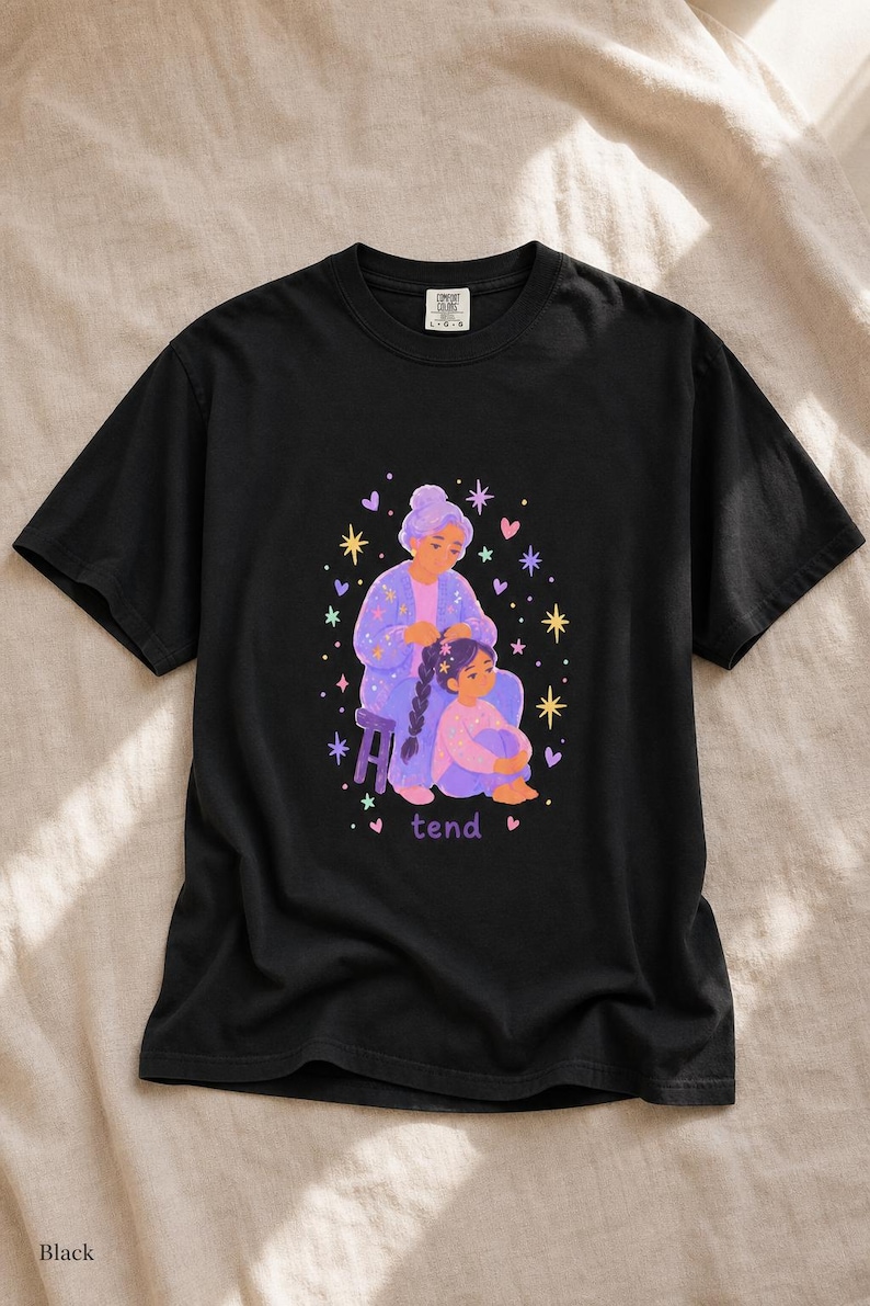 Grandmother Braiding Granddaughter's Hair T-Shirt, Tend Pastel Illustration Tee, Intergenerational Care Graphic Tee, Soft Family Shirt imagem 6