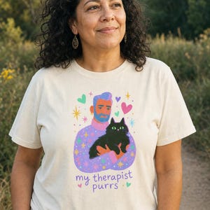 My Therapist Purrs T-Shirt, Bearded Man Holding Black Cat Tee, Cat Lover Gouache Illustration, Mental Health Cat Mom Dad Shirt imagem 2