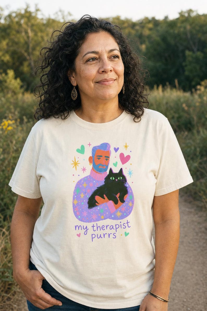 My Therapist Purrs T-Shirt, Bearded Man Holding Black Cat Tee, Cat Lover Gouache Illustration, Mental Health Cat Mom Dad Shirt imagem 2