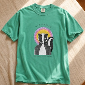 Undefeated Personal Space Champ Skunk T-Shirt, Funny Introvert Tee, Stippled Skunk Portrait with Sunburst Halo Graphic Tee Bild 1
