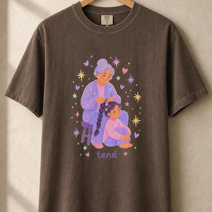 Grandmother Braiding Granddaughter's Hair T-Shirt, Tend Pastel Illustration Tee, Intergenerational Care Graphic Tee, Soft Family Shirt imagem 18