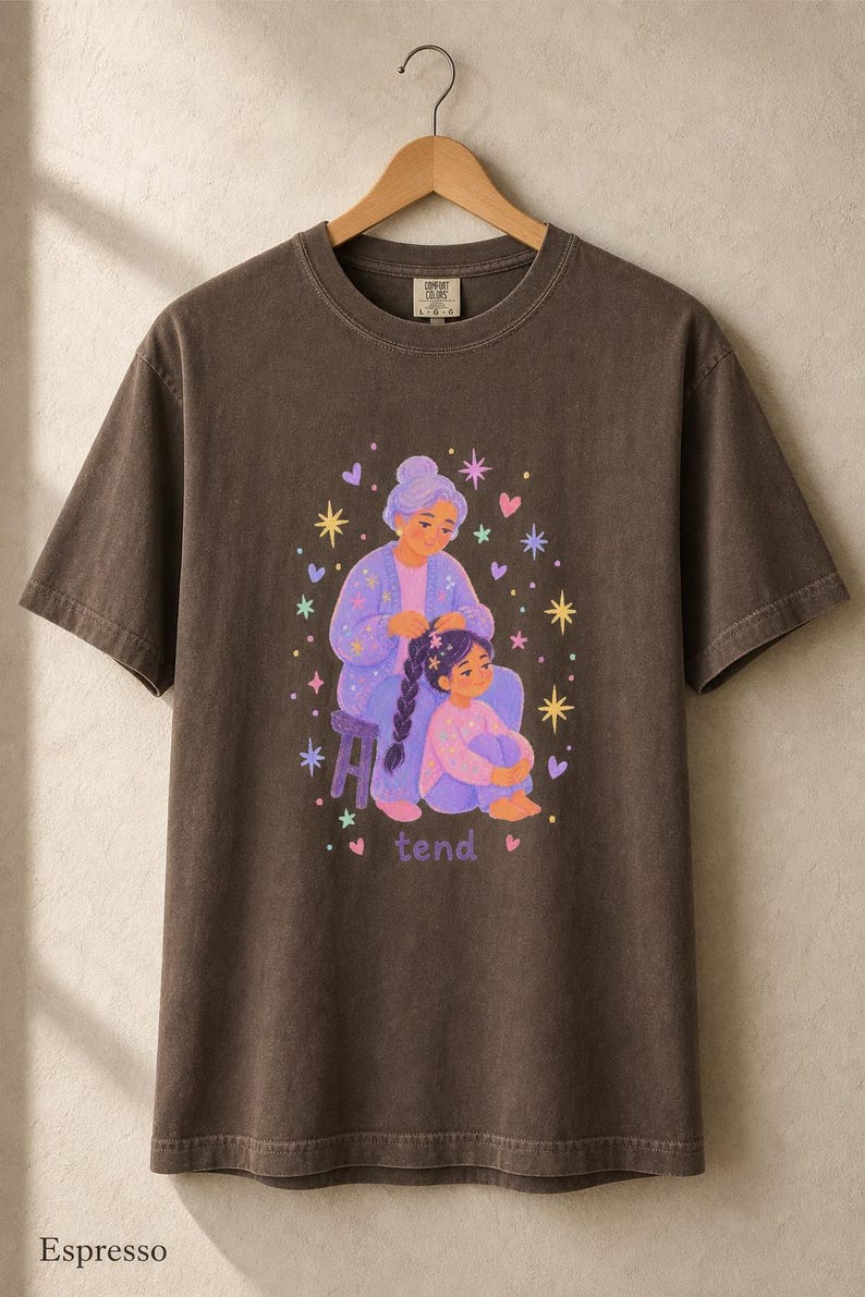 Grandmother Braiding Granddaughter's Hair T-Shirt, Tend Pastel Illustration Tee, Intergenerational Care Graphic Tee, Soft Family Shirt imagem 18