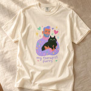 My Therapist Purrs T-Shirt, Bearded Man Holding Black Cat Tee, Cat Lover Gouache Illustration, Mental Health Cat Mom Dad Shirt imagem 7