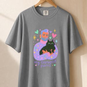 My Therapist Purrs T-Shirt, Bearded Man Holding Black Cat Tee, Cat Lover Gouache Illustration, Mental Health Cat Mom Dad Shirt imagem 14