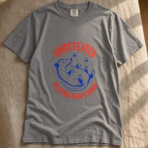 Invaincu Playing Dead Champ T-shirt Opossum T-shirt drôle de bande dessinée Possum T-shirt graphique animal étrange image 12