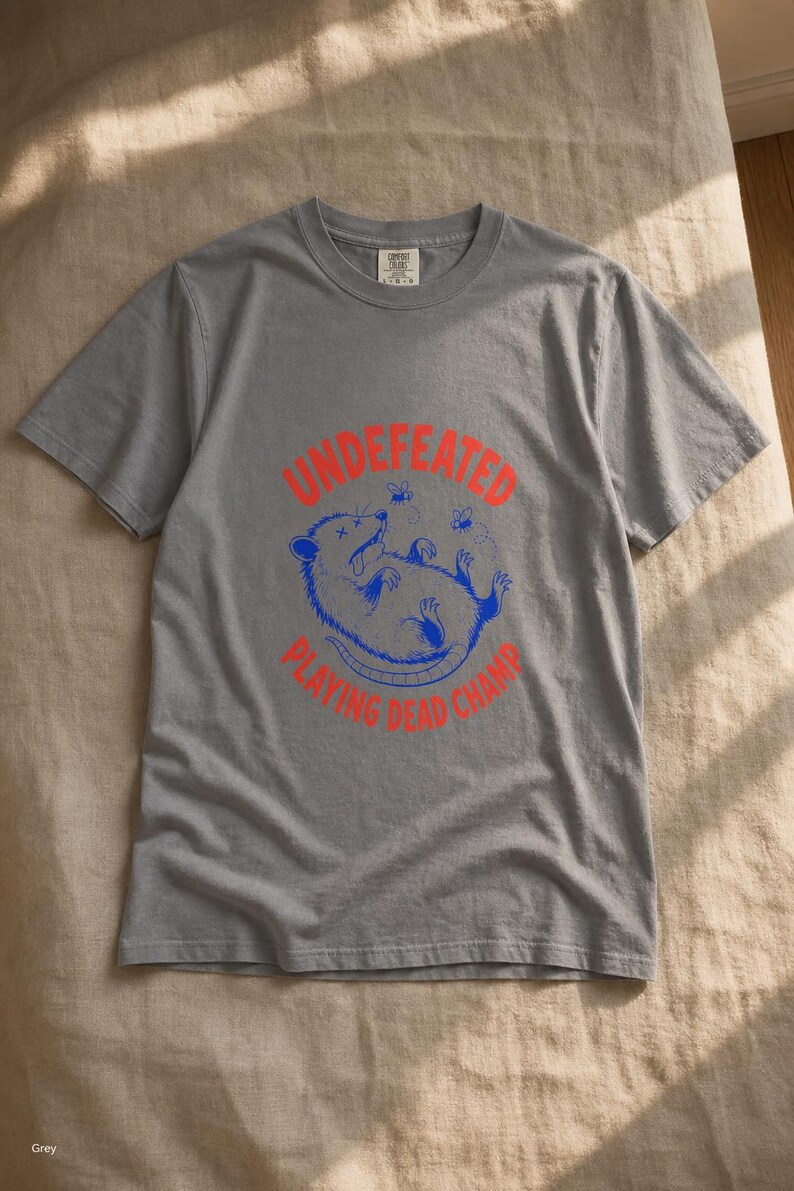 Invaincu Playing Dead Champ T-shirt Opossum T-shirt drôle de bande dessinée Possum T-shirt graphique animal étrange image 12