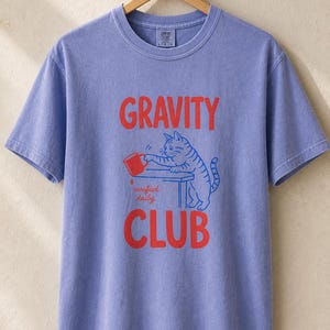 Gravity Club Cat T-Shirt Funny Cat Knocking Coffee Mug Off Table Tee Two Color Cat Lover Graphic Tee Gift imagem 16