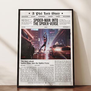 Puede incluir: P&oacute;ster enmarcado de la pel&iacute;cula "Spider-Man: Into the Spider-Verse", con dise&ntilde;o de peri&oacute;dico. La imagen muestra a Spider-Man en acci&oacute;n en una ciudad, con coches y edificios. El t&iacute;tulo de la pel&iacute;cula es visible.