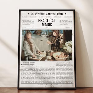 Może przedstawiać: Oprawiony plakat z układem w stylu gazety dla filmu Practical Magic z 1998 roku. Projekt zawiera tytuł, tagi gatunkowe, centralny kadr z dwiema osobami w kuchni oraz kolumny tekstu opisujące fabułę i historię powstania tego filmu.