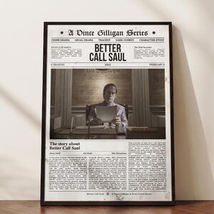 Peut inclure: Une affiche encadrée conçue comme la première page d'un journal présentant la série télévisée Better Call Saul. Elle comprend le titre, une photographie centrale d'une personne à un bureau et des colonnes de texte détaillant la série.