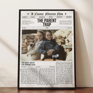 Può includere: Un poster incorniciato con un layout in stile giornale per il film The Parent Trap del 1998. Il design include il titolo, una fotografia centrale di due personaggi identici e colonne di testo che descrivono la storia e il cast.