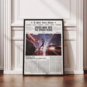 Puede incluir: Un p&oacute;ster enmarcado de la pel&iacute;cula "Spider-Man: Into the Spider-Verse" en estilo peri&oacute;dico. El p&oacute;ster muestra a Spider-Man en acci&oacute;n entre coches. El texto incluye "A Phil Lord Story" y "14 de diciembre".