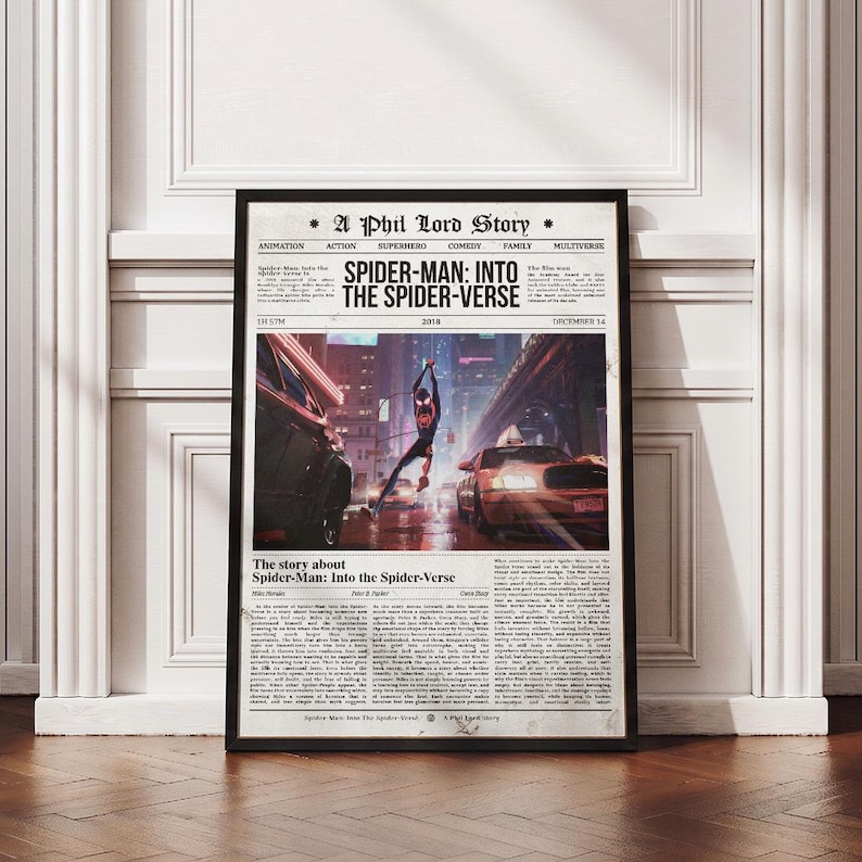 Puede incluir: Un p&oacute;ster enmarcado de la pel&iacute;cula "Spider-Man: Into the Spider-Verse" en estilo peri&oacute;dico. El p&oacute;ster muestra a Spider-Man en acci&oacute;n entre coches. El texto incluye "A Phil Lord Story" y "14 de diciembre".