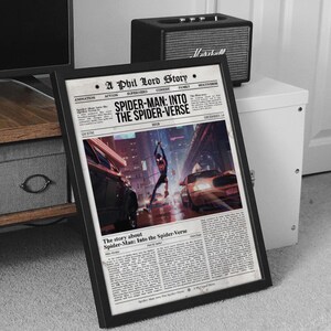 Puede incluir: Impresi&oacute;n enmarcada al estilo peri&oacute;dico con la pel&iacute;cula "Spider-Man: Into the Spider-Verse". La impresi&oacute;n con marco negro incluye el t&iacute;tulo de la pel&iacute;cula, el a&ntilde;o 2018 y el texto "A Phil Lord Story".