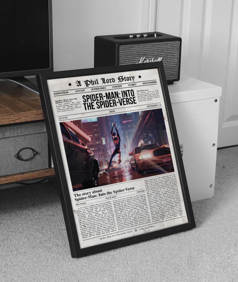 Puede incluir: Impresi&oacute;n enmarcada al estilo peri&oacute;dico con la pel&iacute;cula "Spider-Man: Into the Spider-Verse". La impresi&oacute;n con marco negro incluye el t&iacute;tulo de la pel&iacute;cula, el a&ntilde;o 2018 y el texto "A Phil Lord Story".