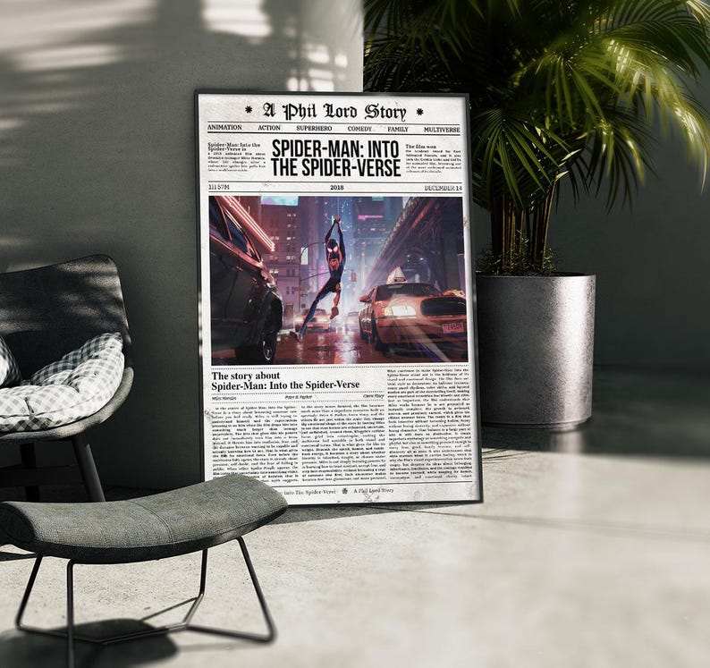 Puede incluir: Un p&oacute;ster enmarcado de la pel&iacute;cula "Spider-Man: Into the Spider-Verse" con dise&ntilde;o de peri&oacute;dico. El p&oacute;ster muestra a Spider-Man en acci&oacute;n con coches de fondo. El p&oacute;ster se exhibe junto a una planta en maceta y una silla.