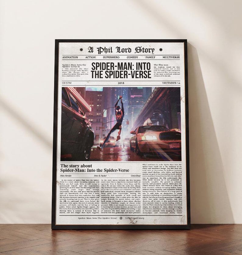 Puede incluir: P&oacute;ster enmarcado de la pel&iacute;cula "Spider-Man: Into the Spider-Verse", con dise&ntilde;o de peri&oacute;dico. La imagen muestra a Spider-Man en acci&oacute;n en una ciudad, con coches y edificios. El t&iacute;tulo de la pel&iacute;cula es visible.