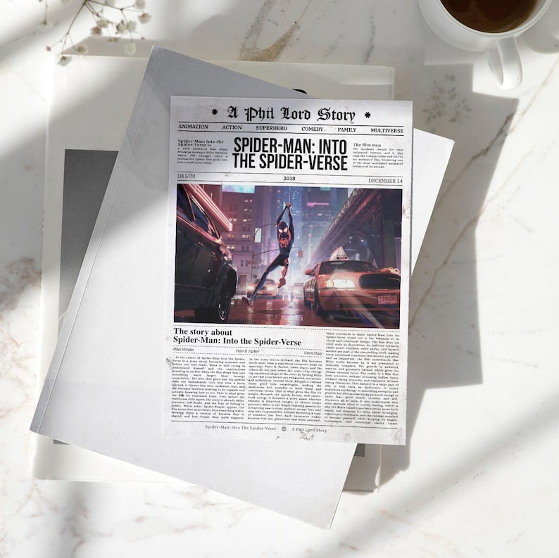 Puede incluir: Una impresi&oacute;n estilo peri&oacute;dico con la pel&iacute;cula "Spider-Man: Into the Spider-Verse". El titular dice "SPIDER-MAN: INTO THE SPIDER-VERSE" con el a&ntilde;o 2018 y la fecha 14 de diciembre. La imagen muestra a Spider-Man en acci&oacute;n. La impresi&oacute;n est&aacute; sobre una pila de papeles blancos.