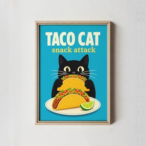 Puede incluir: Una lámina enmarcada que muestra un gato negro sosteniendo dos tacos en un plato con una rodaja de lima. El fondo azul brillante muestra el texto TACO CAT en letras blancas grandes y las palabras snack attack en letras amarillas pequeñas.