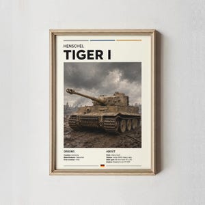 Könnte beinhalten: Ein gerahmtes Poster mit einem beigefarbenen Tiger I Panzer auf einem schlammigen Schlachtfeld unter bewölktem Himmel. Der Text lautet HENSCHEL TIGER I, mit Abschnitten für ORIGINS und ABOUT, inklusive technischer Daten wie 88 mm KwK 36 L/56.