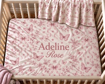 Personalisierte Kinderzimmerdeko; Individuell gestaltetes Babybettwäsche-Set; Schmetterlingsdeko für Mädchen, Babydecke mit Namen als Geschenk zur Babyparty