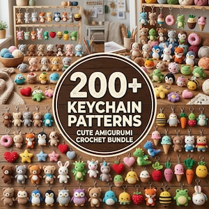Puede incluir: Una colección de llaveros amigurumi de ganchillo hechos a mano y coloridos, que incluyen osos, conejos y otras criaturas lindas. La imagen presenta una variedad de diseños, con el texto "200+ KEYCHAIN PATTERNS CUTE AMIGURUMI CROCHET BUNDLE" en el centro.