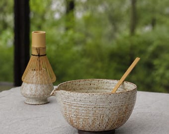 Juego de cuencos de cerámica para matcha, juego de té matcha floral, regalo minimalista japonés para ella, regalo de cumpleaños y de agradecimiento a los profesores.