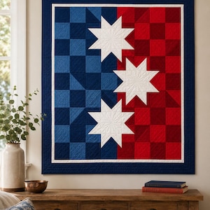 Pode incluir: Uma colcha retangular com um design dividido, com o lado esquerdo em xadrez azul e o lado direito em xadrez vermelho. Três grandes estrelas brancas de oito pontas estão centradas verticalmente. A colcha tem uma borda azul escura.