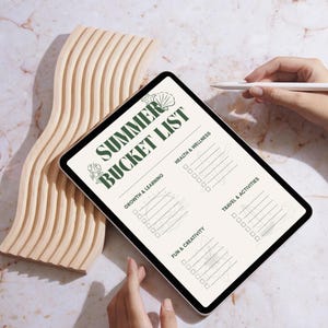 Könnte beinhalten: Ein digitales Tablet mit einer Sommer-Bucket-List-Vorlage, die Abschnitte für Gesundheit, Lernen, Reisen und Kreativität enthält, verziert mit Strichzeichnungen von Seestern, Muschel und Krabbe sowie dem Text byMidiAesthetics.