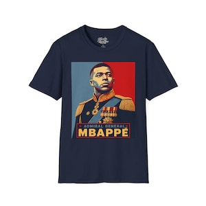 Puede incluir: Camiseta azul marino con un retrato de un hombre con uniforme militar y el texto "Admiral General MBAPPE" en un diseño rojo y azul. La camiseta tiene cuello redondo y mangas cortas.