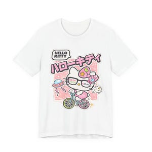 Camiseta con estampado de bicicleta de Hello Kitty | Texto en japonés, estilo kawaii pastel imagen 5