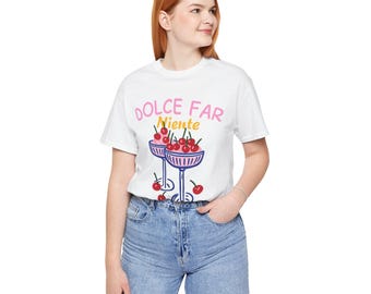 Dolce Far niente Cherry Coupe T-shirt | Leuk Italiaans zomerhemd | Retro cocktail T-shirt met graphic print | T-shirt in Amalfikust-stijl