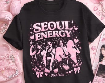 Roze Kpop esthetisch T-shirt, Seoul Energy T-shirt, Y2K Koreaans pop grafisch shirt, schattig koket streetwear, PinkPulse oversized T-shirt
