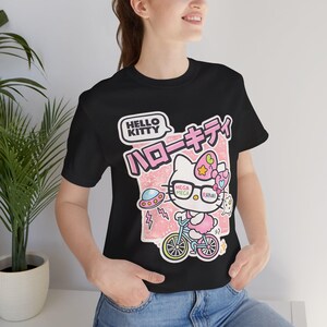 Camiseta con estampado de bicicleta de Hello Kitty | Texto en japonés, estilo kawaii pastel imagen 2
