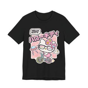 Camiseta con estampado de bicicleta de Hello Kitty | Texto en japonés, estilo kawaii pastel imagen 6