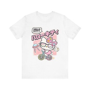 Camiseta con estampado de bicicleta de Hello Kitty | Texto en japonés, estilo kawaii pastel imagen 3