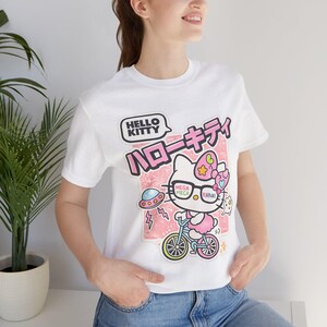 Camiseta con estampado de bicicleta de Hello Kitty | Texto en japonés, estilo kawaii pastel imagen 11
