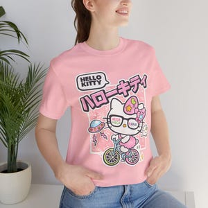Camiseta con estampado de bicicleta de Hello Kitty | Texto en japonés, estilo kawaii pastel imagen 12