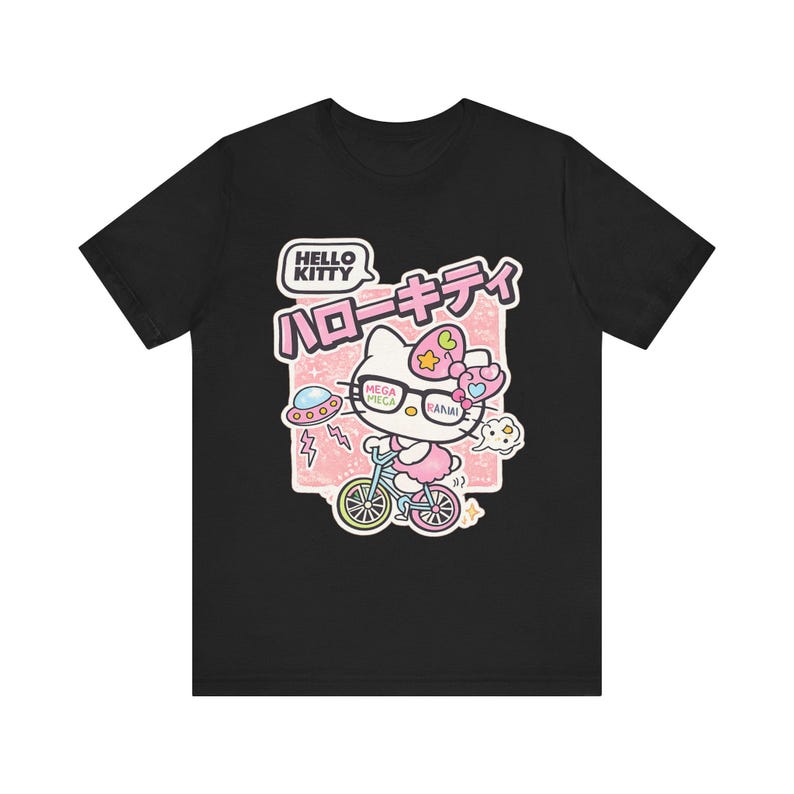 Camiseta con estampado de bicicleta de Hello Kitty | Texto en japonés, estilo kawaii pastel imagen 1