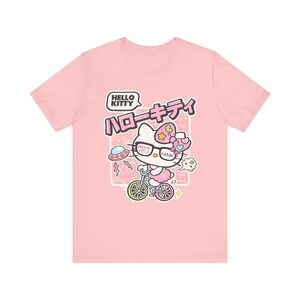 Camiseta con estampado de bicicleta de Hello Kitty | Texto en japonés, estilo kawaii pastel imagen 4