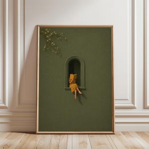 Puede incluir: Una lámina de arte mural enmarcada con un fondo verde oliva sólido y una pequeña ventana arqueada. Una figura con un vestido amarillo mostaza está sentada en el marco de la ventana leyendo un libro abierto. Una rama con flores blancas arriba.