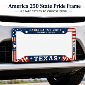Peut inclure: Un cadre de plaque d'immatriculation rectangulaire avec un motif de drapeau américain rouge, blanc et bleu. Le texte supérieur indique AMERICA 1776-2026 250 YEARS OF FREEDOM. Le texte inférieur indique TEXAS. Il inclut des icônes du Texas et un lupin.