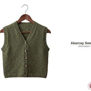 Op de afbeelding: Een olijfgroen gebreid vest met een V-hals en vijf knopen aan de voorzijde, gepresenteerd op een houten kledinghanger. Rechts staat de tekst "Akarcay Sweater Knitt Pattern" en een klein rond logo in de onderste hoek.