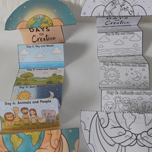 Puede incluir: Dos manualidades de papel estilo acordeón que representan los días de la creación. Una está completamente coloreada, mostrando escenas del día 2 al 6 con etiquetas de texto. La otra es una versión en blanco y negro para colorear con las mismas ilustraciones.