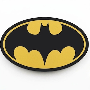 Pode incluir: Um emblema de formato oval apresentando a icônica silhueta de um morcego preto centralizada em um fundo amarelo vibrante, envolto por uma borda preta espessa. O design é plano e simétrico, exibindo o clássico logotipo de super-herói.